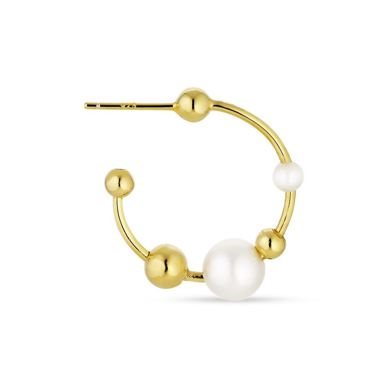 Stor Atomic hoop ørering i 18 karat forgyldt sølv med hvide perler fra Jane Kønig, ATOMIC SS24.